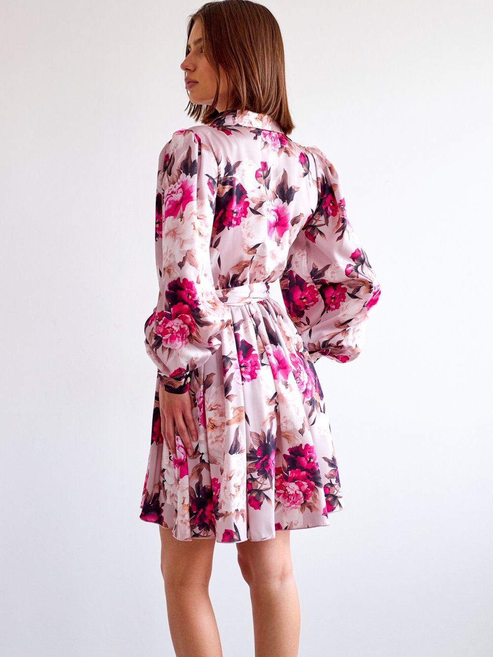Bledoružové kvetované šaty Francesca