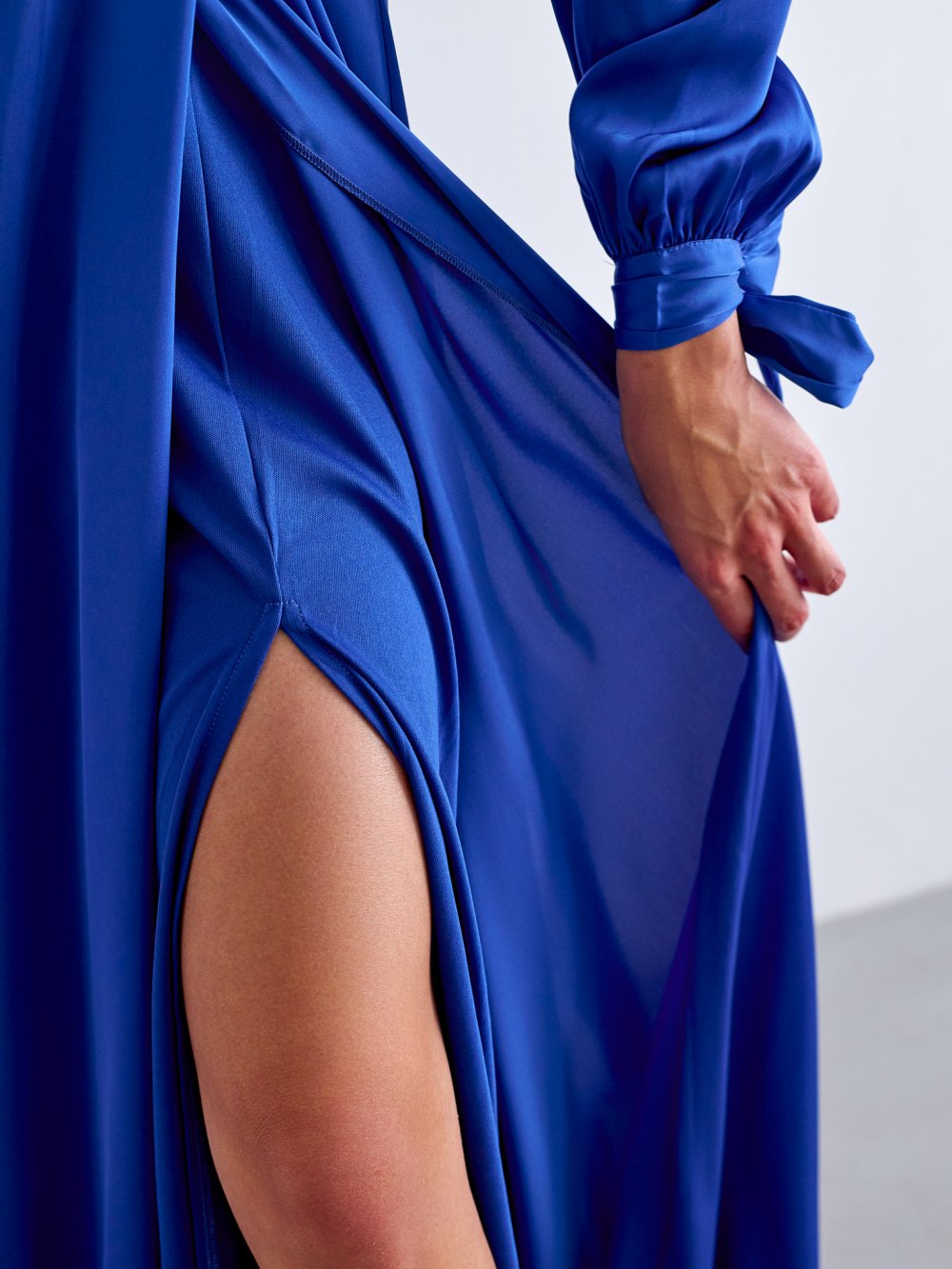 Modré saténové šaty Fraya
