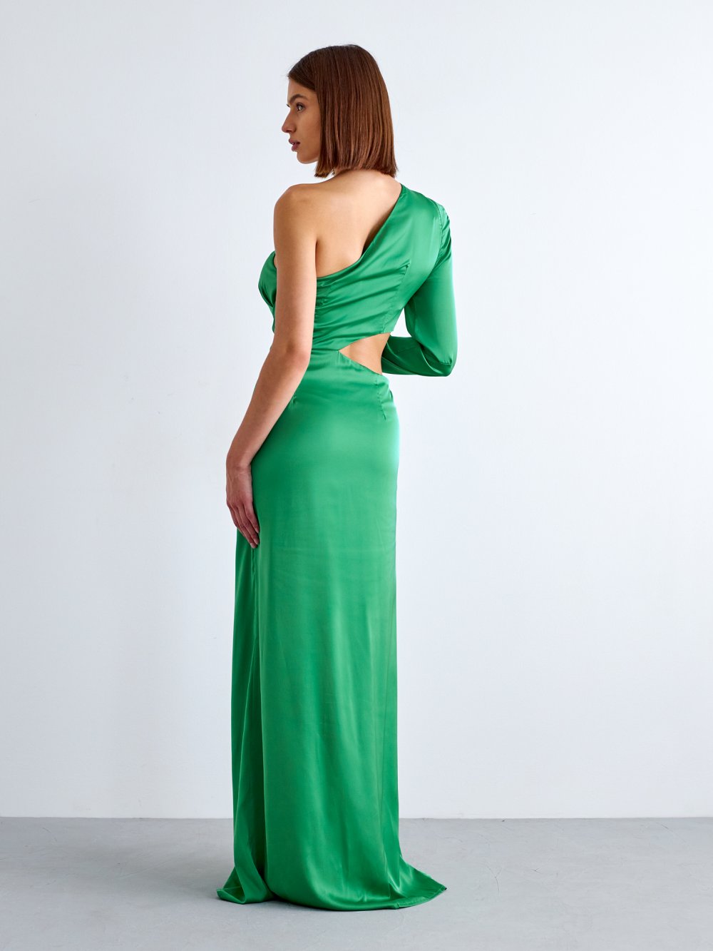 Zelené saténové šaty na jedno rameno Lola