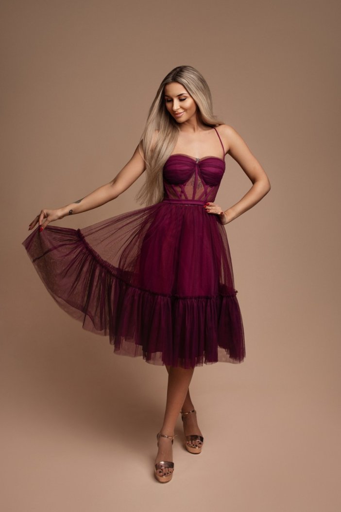 Tmavě fialové společenské šaty Jeanne