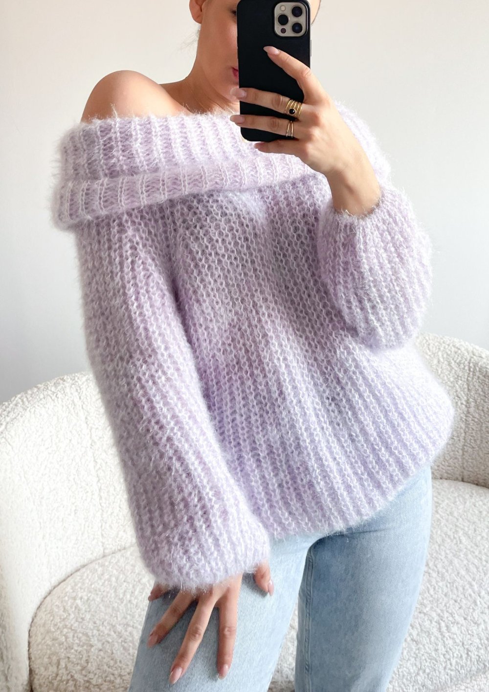 Fialový pletený svetr přes ramena Sindy