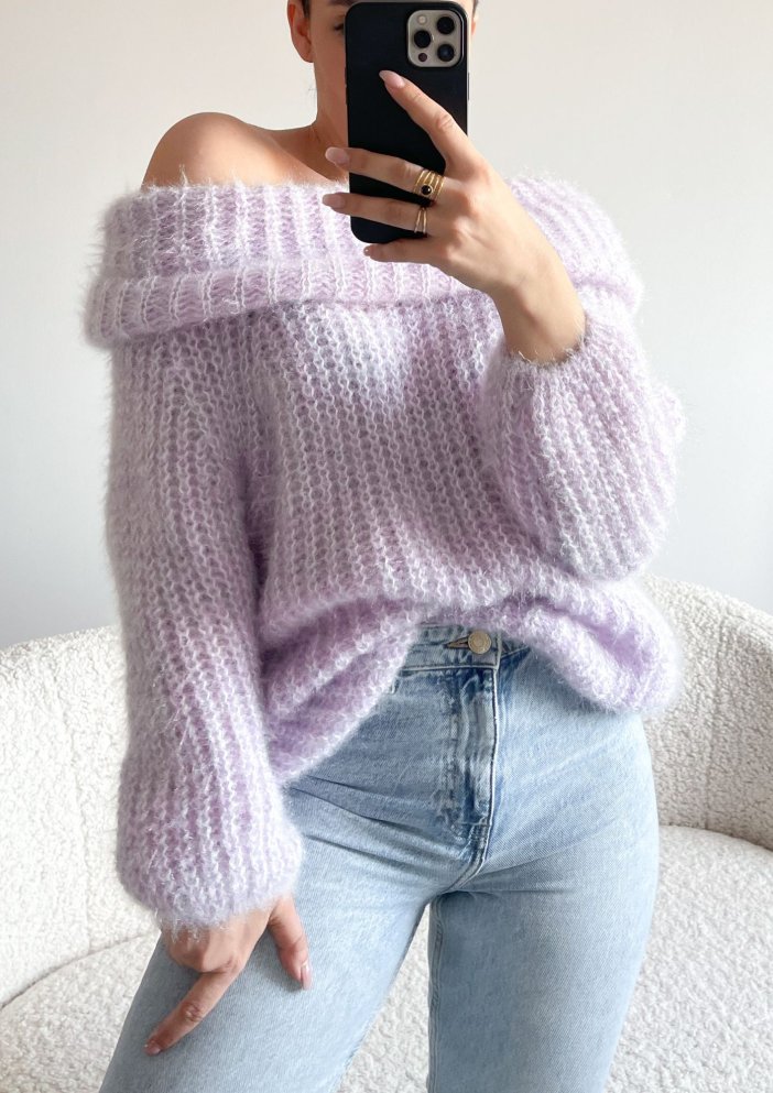 Fialový pletený svetr přes ramena Sindy