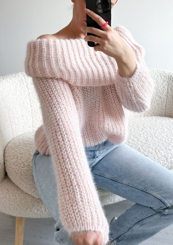 Růžový pletený svetr přes ramena Sindy
