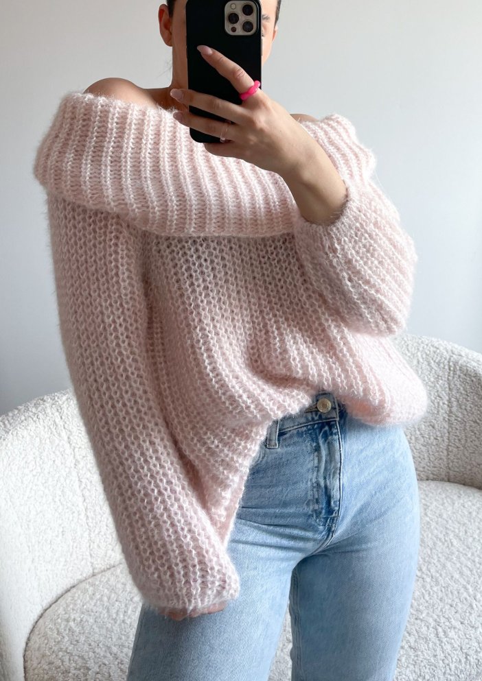 Růžový pletený svetr přes ramena Sindy