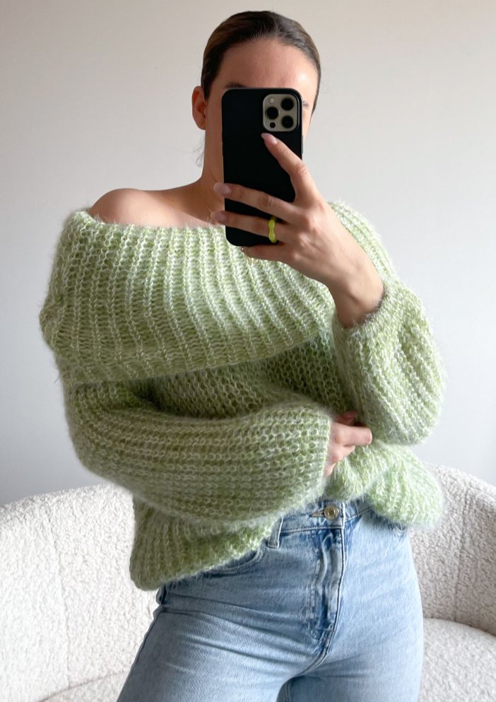Zelený pletený svetr přes ramena Sindy
