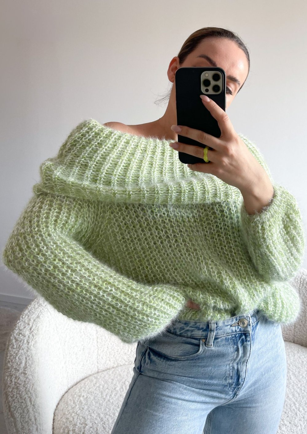 Zelený pletený svetr přes ramena Sindy