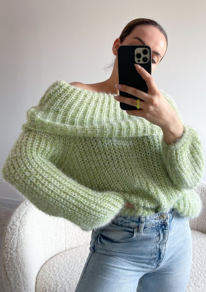 Zelený pletený sveter cez ramená Sindy