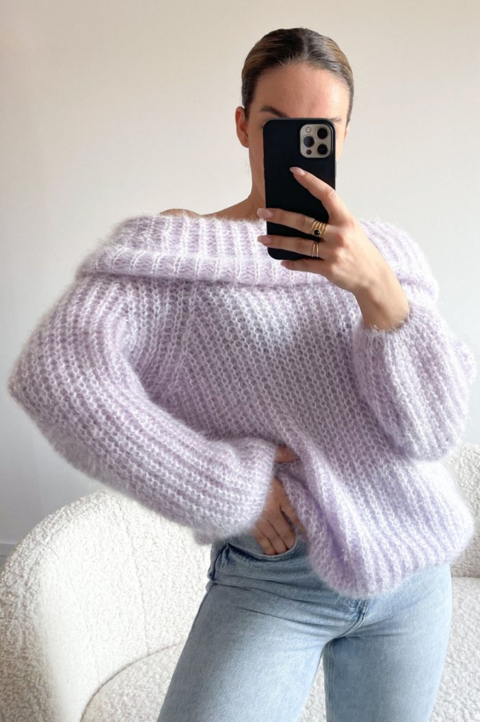 Fialový pletený sveter cez ramená Sindy